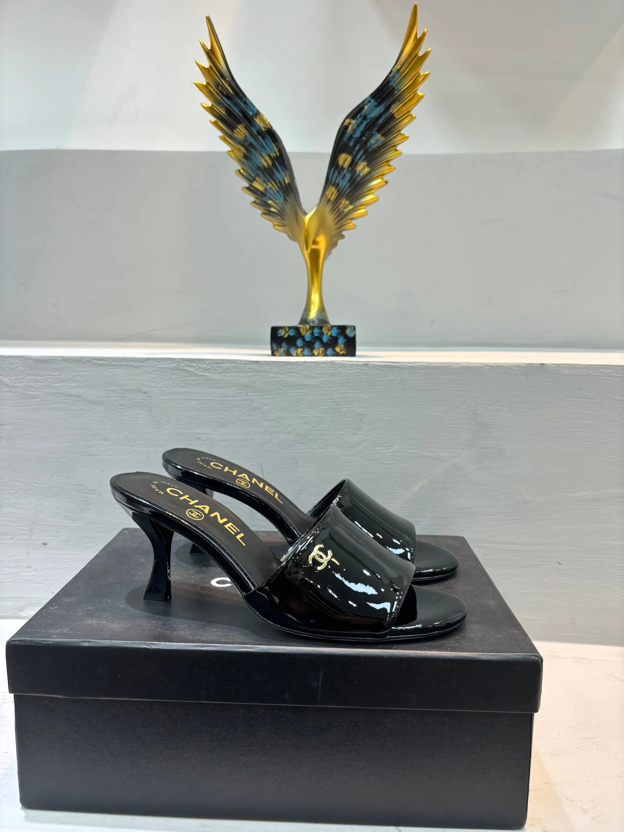 👟👟Ex-factory price 520👟👟 🌲🌲🌲 Chanel's new slippers for early summer, the same style is used by major fashion bloggers and celebrities, they are so beautiful! The upper is made of imported glossy patent leather and the lining is made of sheepskin. Original leather outsole, heel height 5cm. Size: 35-41 (custom-made 40 and 41 non-refundable)